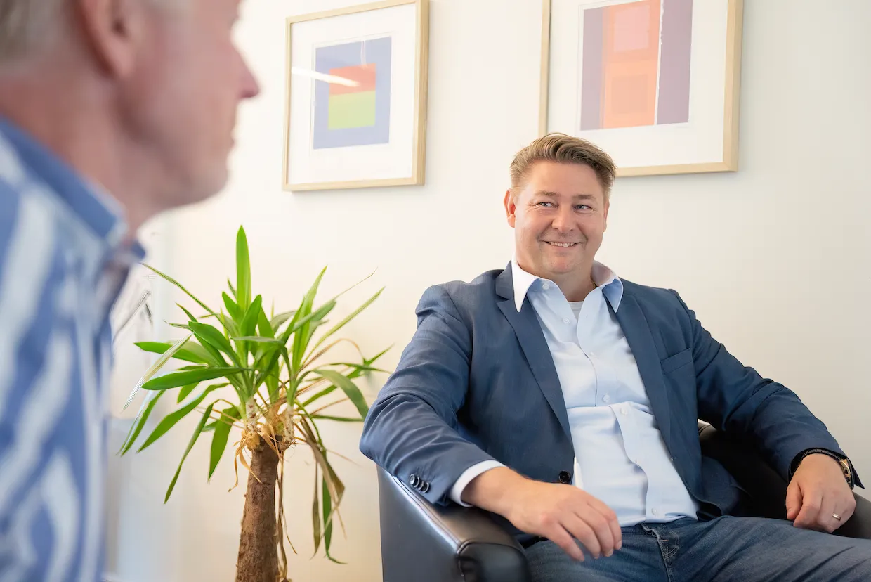 VD Mikael ser glad ut